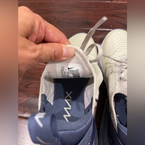 NWOT women’s Nike Air Max 270 sneaker sz 7.5 in bone and diffused blue - Picture 6 of 7